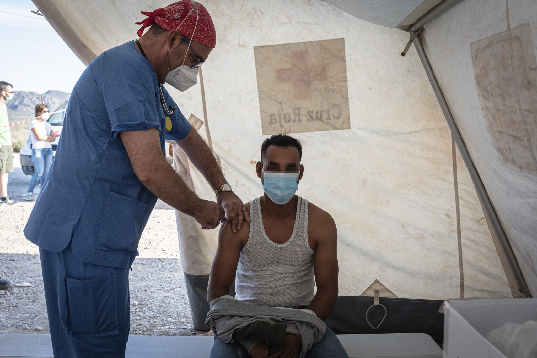 Un jornalero recibe la vacuna contra el Covid-19, en un dispositivo a cargo de Cáritas y Cruz Roja, en un asentamiento de Níjar