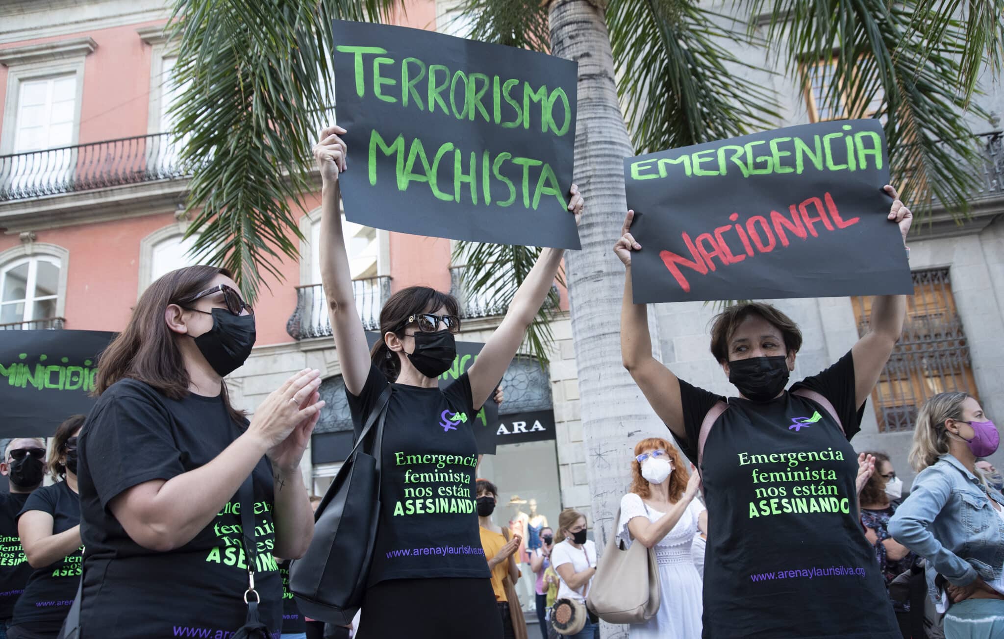 Dos mujeres con un cartel de `Terrorismo machista´, en una manifestación en Santa Cruz de Tenerife.