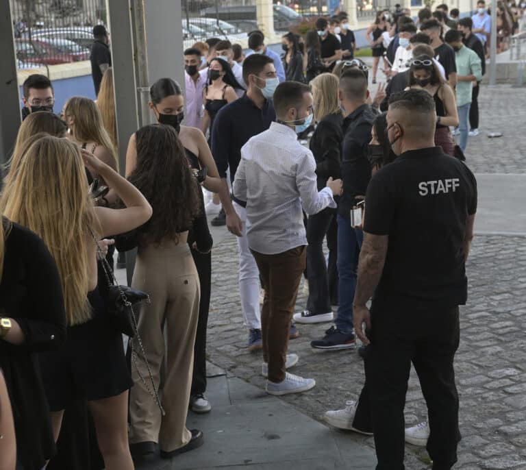 Expertos creen que la mejor opción es abrir ya la vacunación a los mayores de 16
