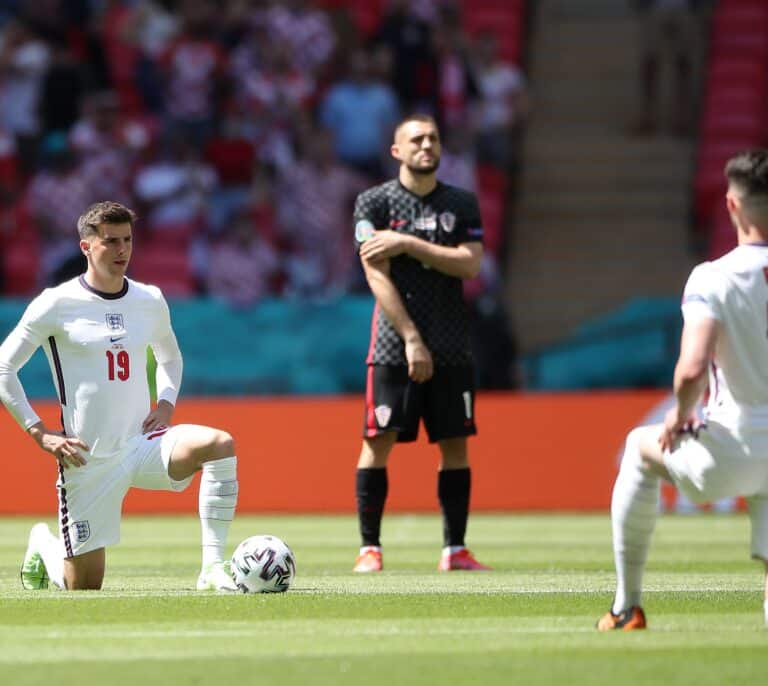 ¿Por qué se arrodillan algunas selecciones en la Eurocopa?