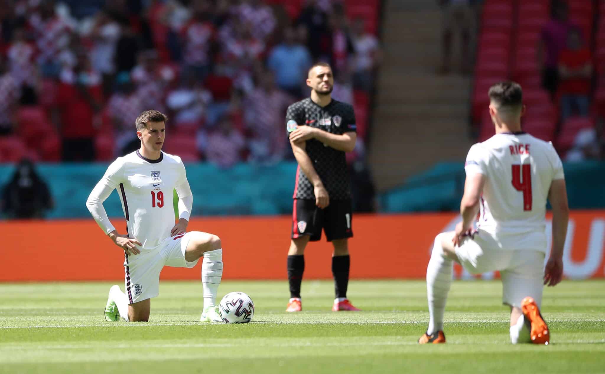 Los futbolistas de Inglaterra se arrodillan en su partido ante Croacia en la Eurocopa.