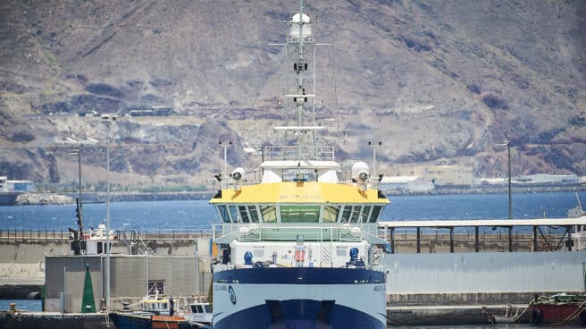 Momento en el que el buque oceanográfico 'Ángeles Alvariño' parte del puerto de Santa Cruz de Tenerife.