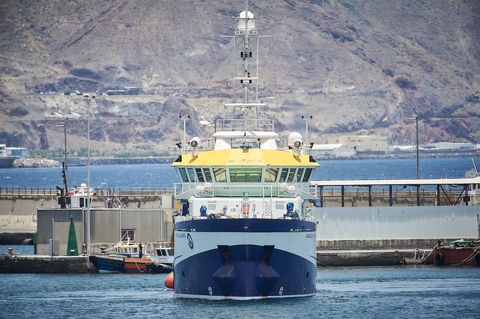 Momento en el que el buque oceanográfico 'Ángeles Alvariño' parte del puerto de Santa Cruz de Tenerife.