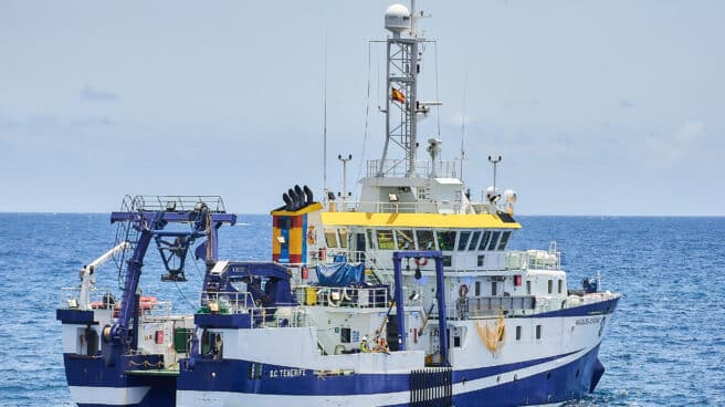 El buque oceanográfico 'Ángeles Alvariño' parte del puerto de Santa Cruz de Tenerife.