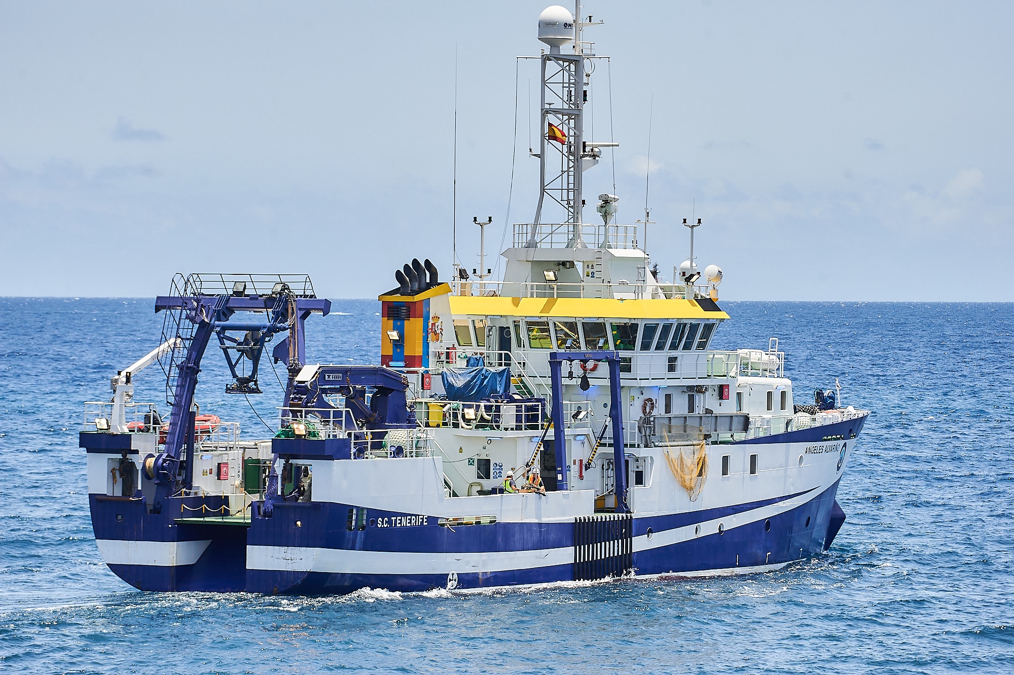 El buque oceanográfico 'Ángeles Alvariño' parte del puerto de Santa Cruz de Tenerife.