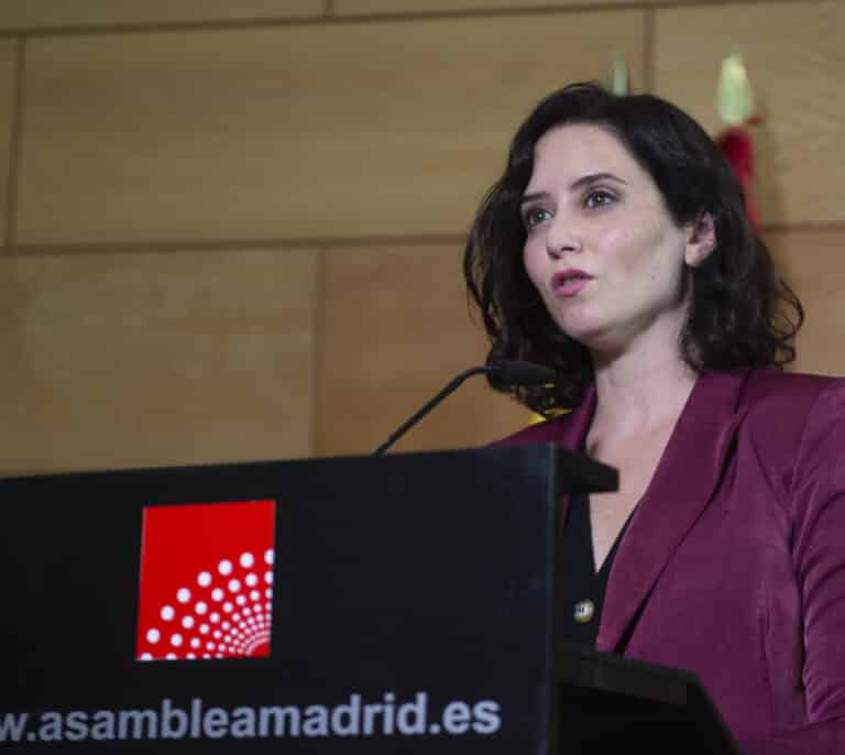 Ayuso implica a Casado y asegura que el Gobierno pone "en tela de juicio" al Rey por los indultos