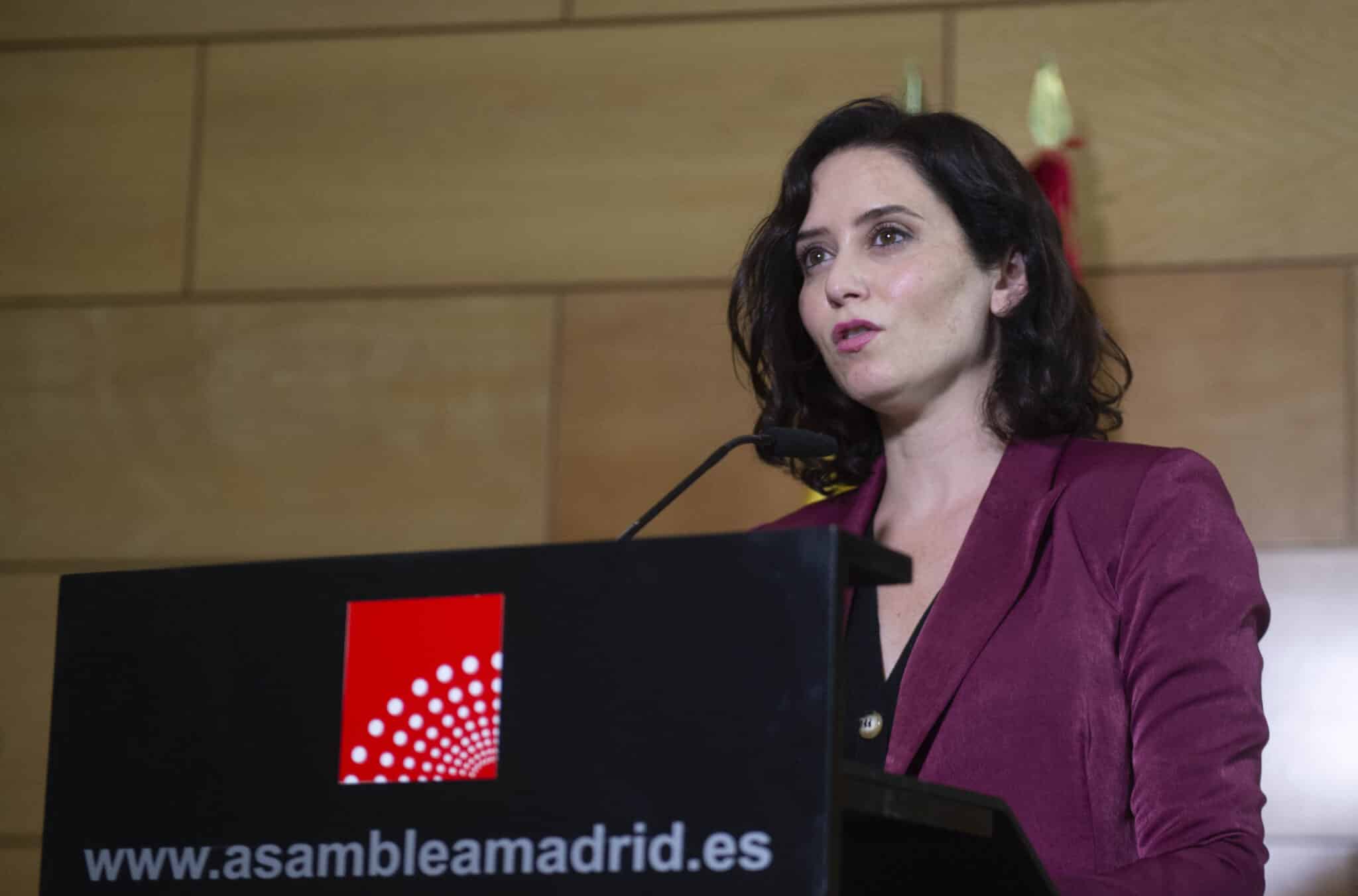 Ayuso implica a Casado y asegura que el Gobierno pone "en tela de juicio" al Rey por los indultos