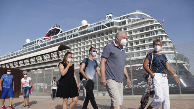 Turistas del buque crucero Mein Shiff 2 caminan por el puerto de Málaga.