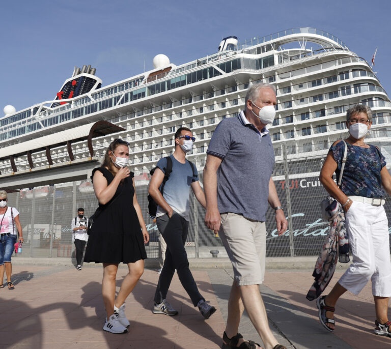 Sánchez anuncia que España exigirá PCR negativa o vacuna completa a los ciudadanos de Reino Unido