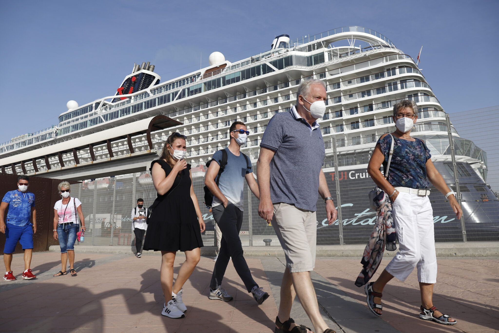 Turistas del buque crucero Mein Shiff 2 caminan por el puerto de Málaga.