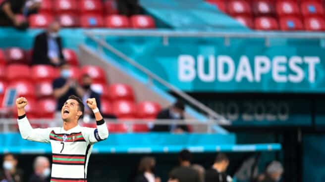 Cristiano Ronaldo, jugador de fútbol que ha ocasionado pérdidas en empresas que cotizan en bolsa Cristiano Ronaldo celebra un gol durante la Eurocopa frente a Hungría