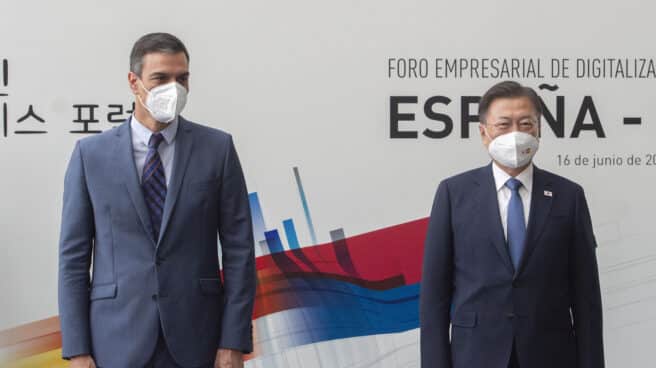 El presidente del Gobierno, Pedro Sánchez, y el presidente de la República de Corea, Moon Jae-in