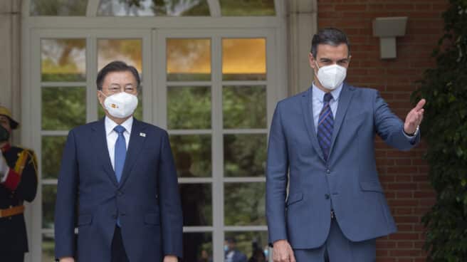 Pedro Sánchez junto al presidente de corea del Sur, Moon Jae-in