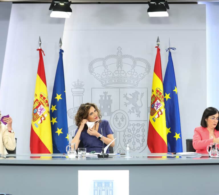 El hachazo fiscal a las eléctricas para abaratar la factura de la luz no se notará hasta final de año