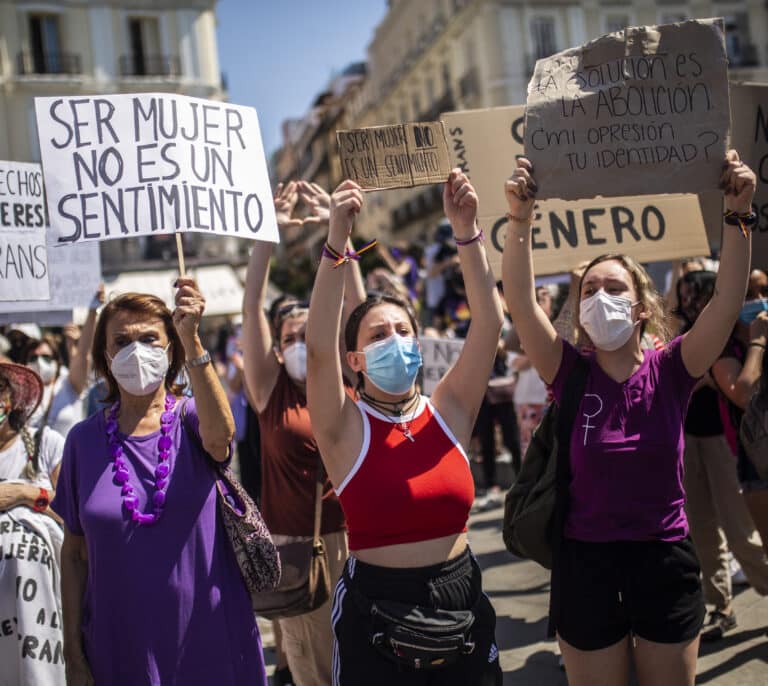 Los bandazos del PSOE en la 'ley Trans' irritan a todos: "Es la prisa por subirse a una carroza"