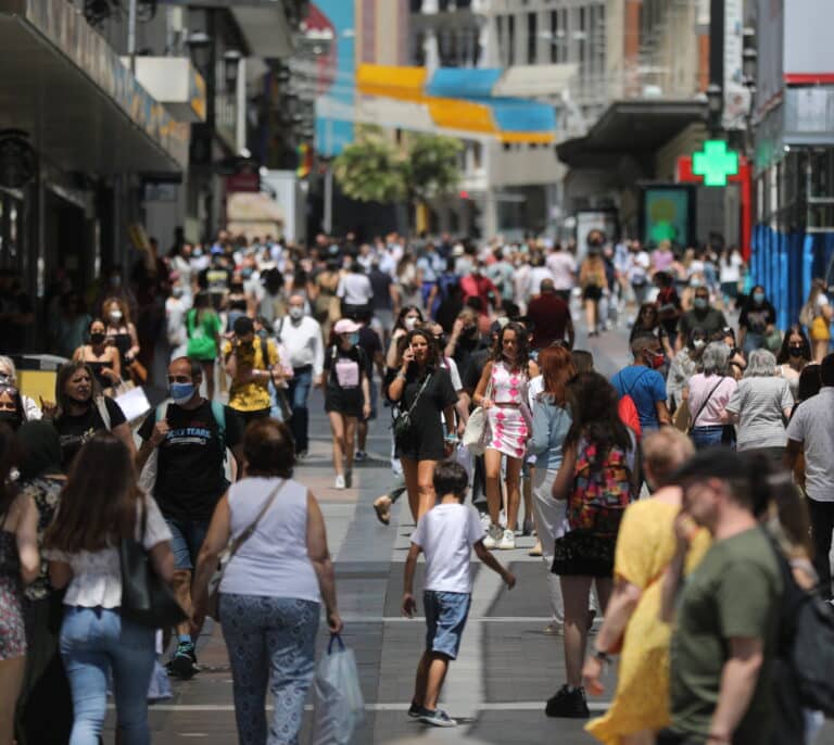 La incidencia crece hasta 117 por una subida de 35 puntos en Cataluña y los brotes entre jóvenes