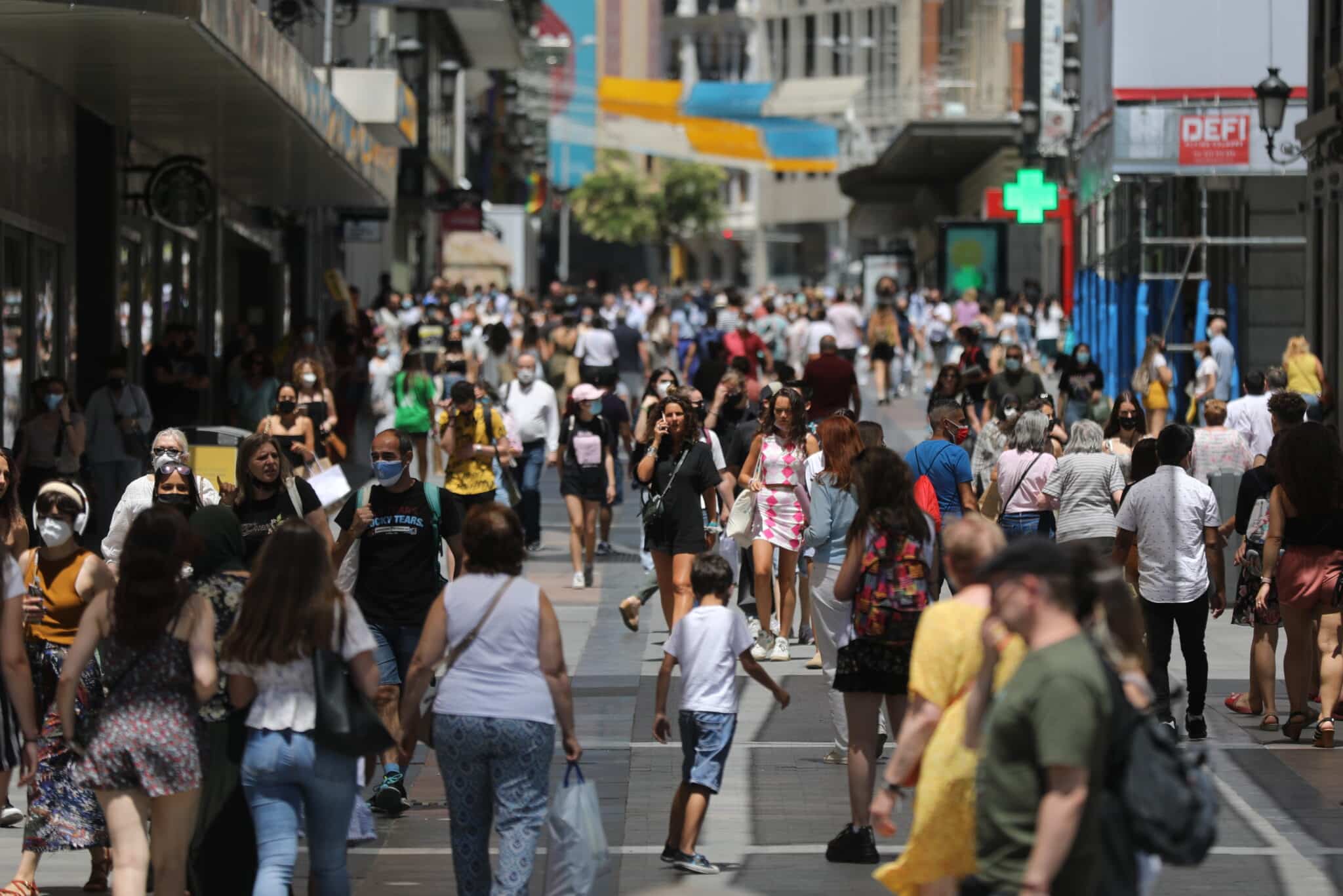 La incidencia crece hasta 117 por una subida de 35 puntos en Cataluña y los brotes entre jóvenes