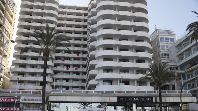 Los estudiantes contagiados de COVID-19 en el 'macrobrote' de Mallorca ya superan los 1.100 casos Los estudiantes en sus balcones en el Hotel Palma Bellver después de ser obligados a aislarse.