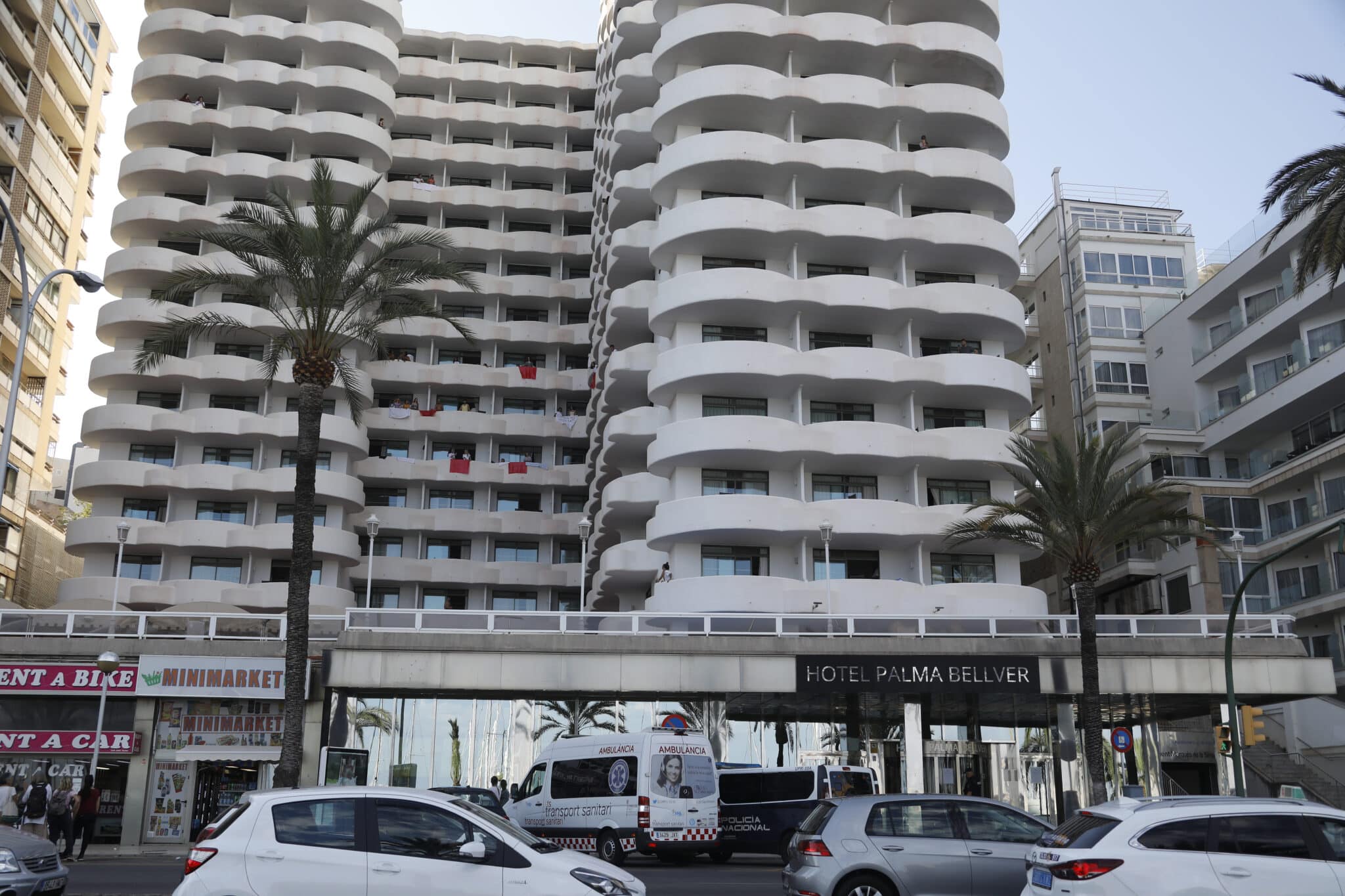 Los estudiantes en sus balcones en el Hotel Palma Bellver después de ser obligados a aislarse.