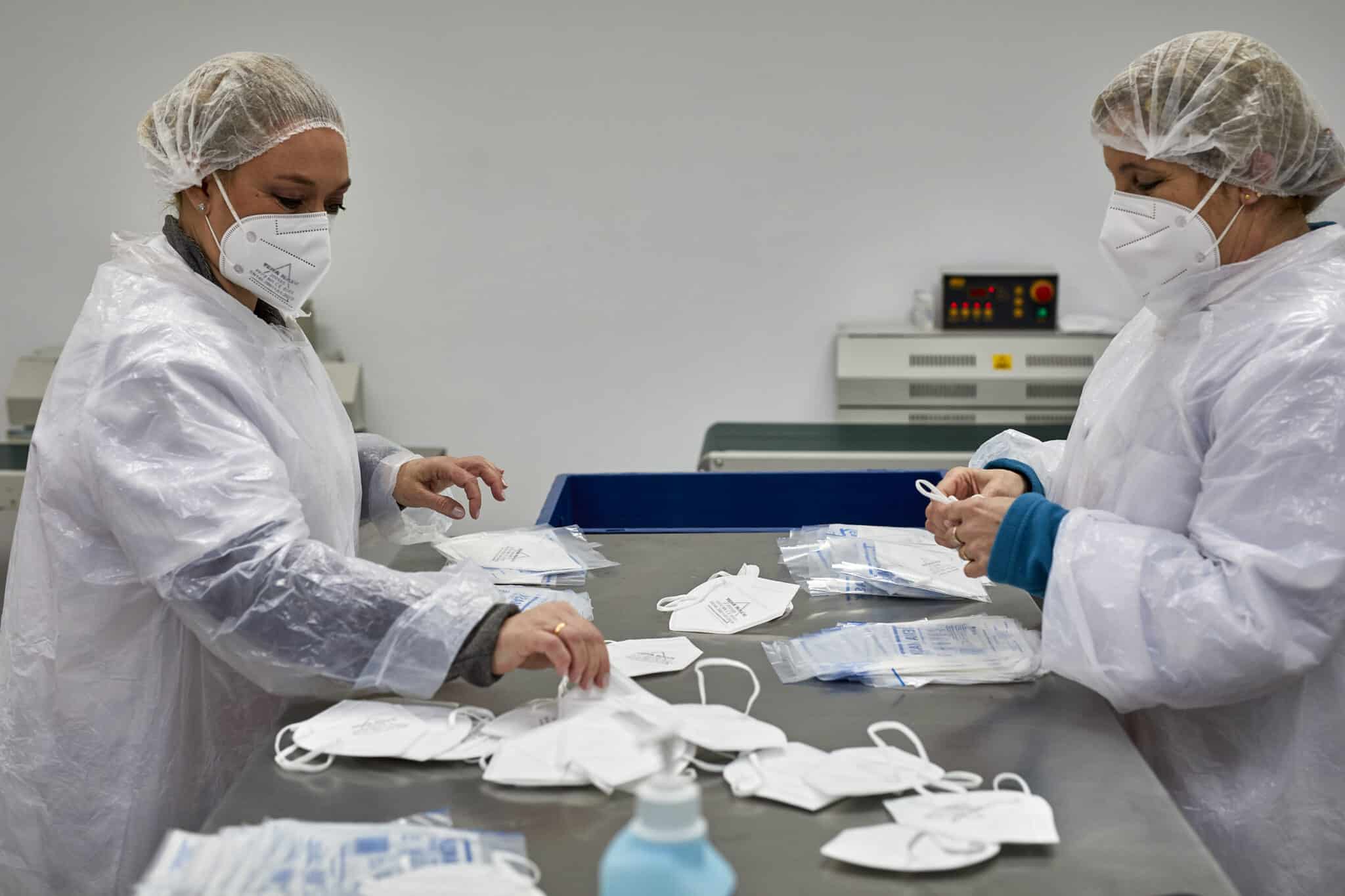 Dos operarias, en una planta de producción de mascarillas FFP2 en Madrid.