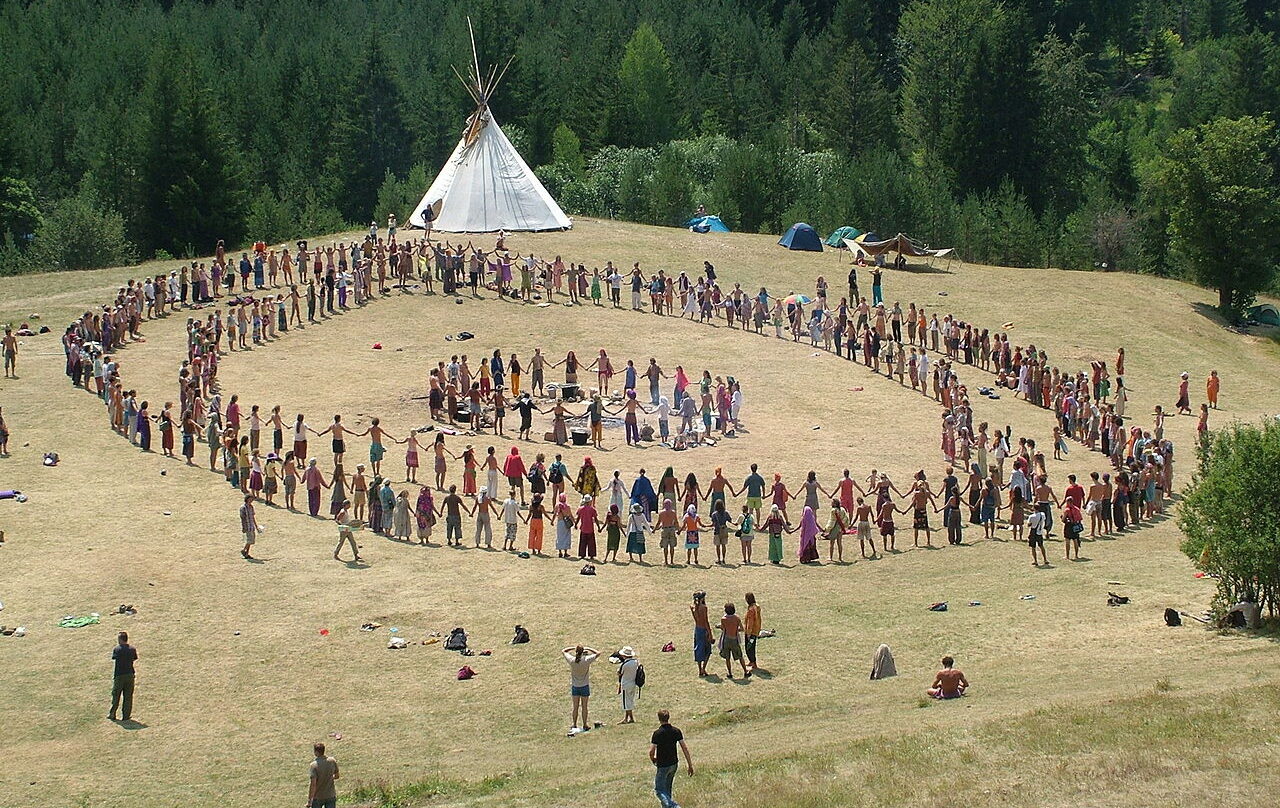 Imagen de archivo de una reunión de la Familia Arcoíris en Bosnia en 2007.