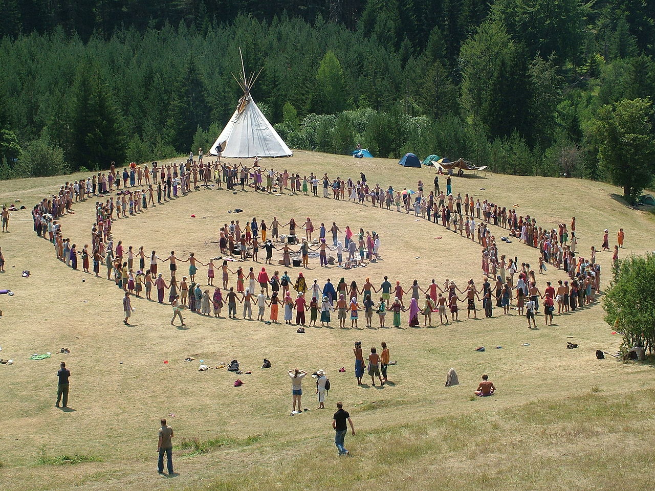 Imagen de archivo de una reunión de la Familia Arcoíris en Bosnia en 2007.