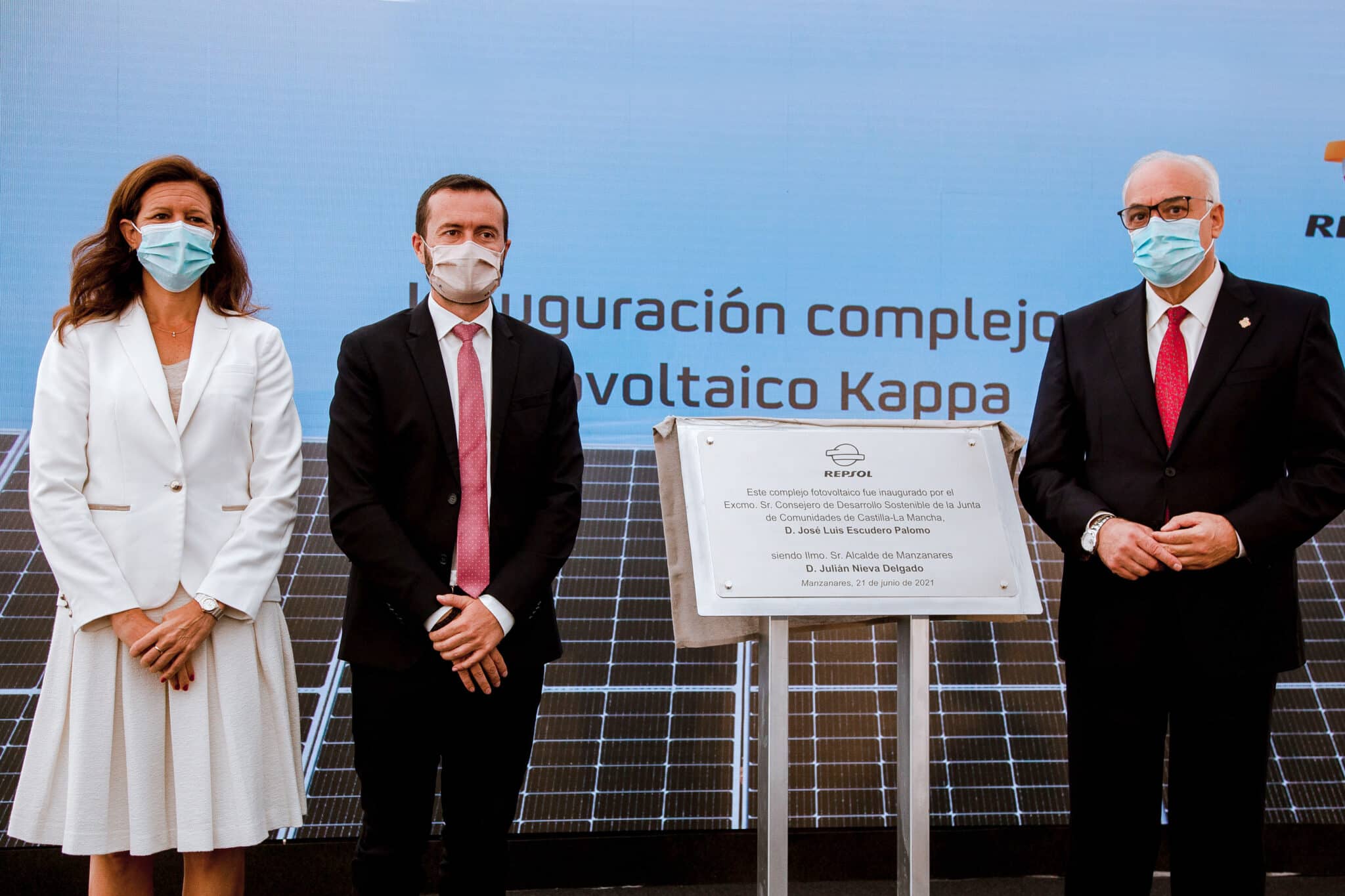 La Directora General de Cliente y Generación Baja en Carbono de Repsol y Presidenta de Repsol Electricidad y Gas, María Victoria Zingoni; el Consejero de Desarrollo Sostenible de Castilla-La Mancha, José Luis Escudero; y el Alcalde de Manzanares, Julián Nieva, en la inauguración de Kappa.