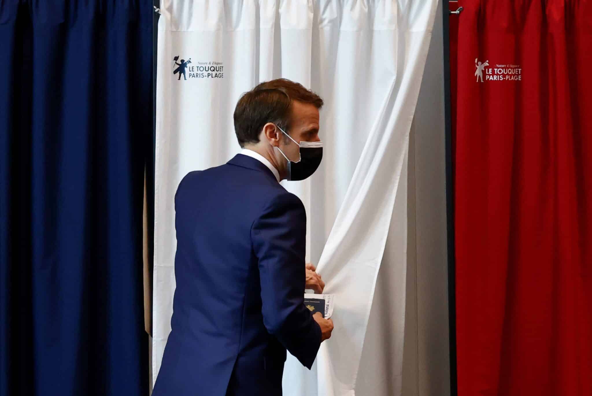 El presidente francés, Emmanuel Macron, vota en las elecciones regionales y departamentales