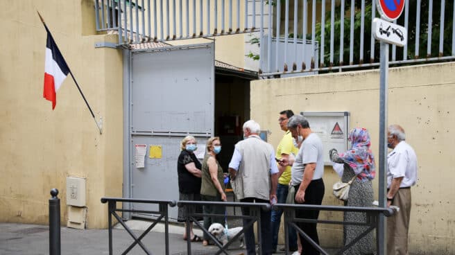 Dos de cada tres franceses se quedan en casa en las elecciones regionales en Francia Unos cuantos votantes esperan para depositar su papeleta en las regionales en Francia