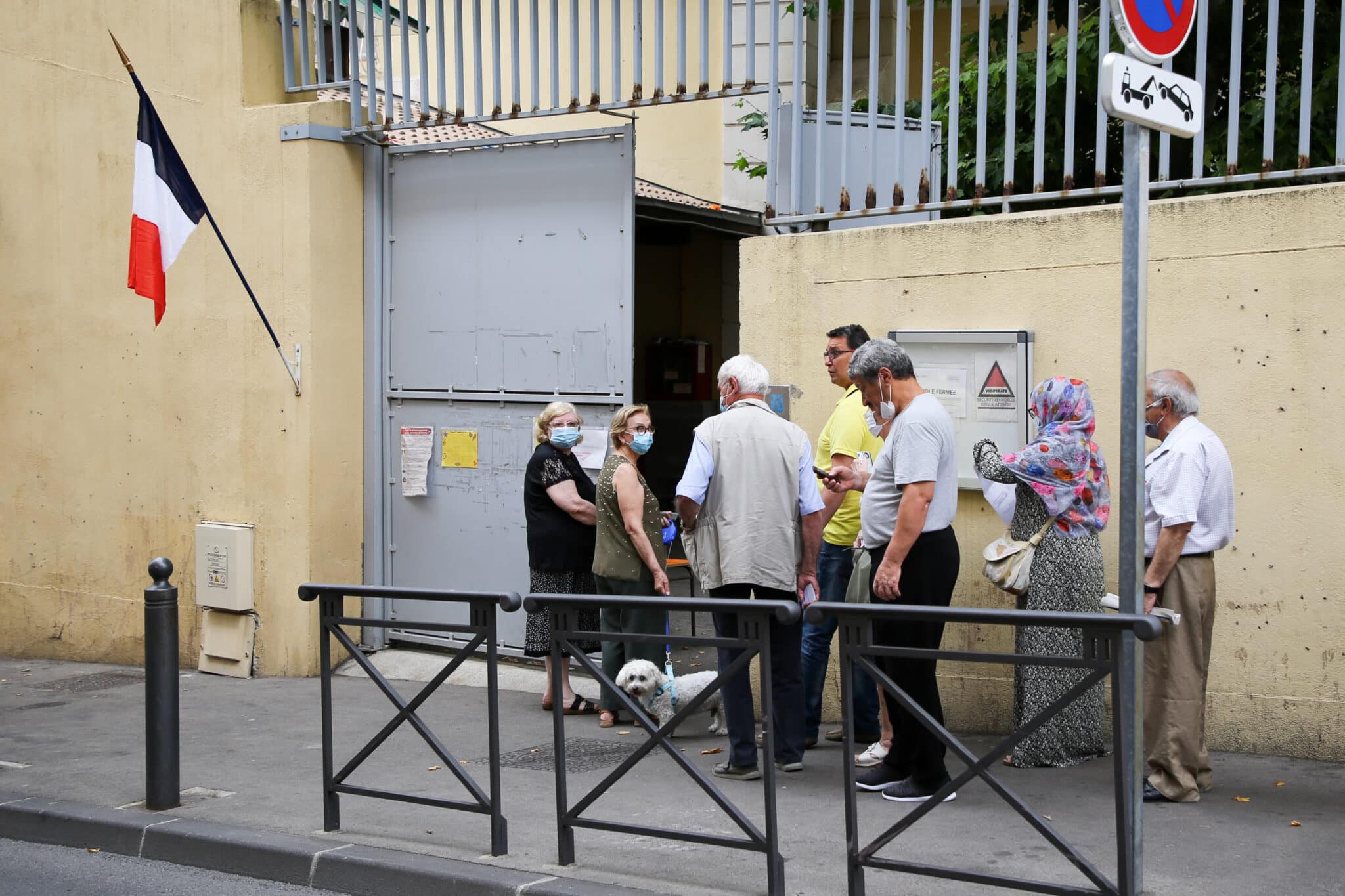 Unos cuantos votantes esperan para depositar su papeleta en las regionales en Francia