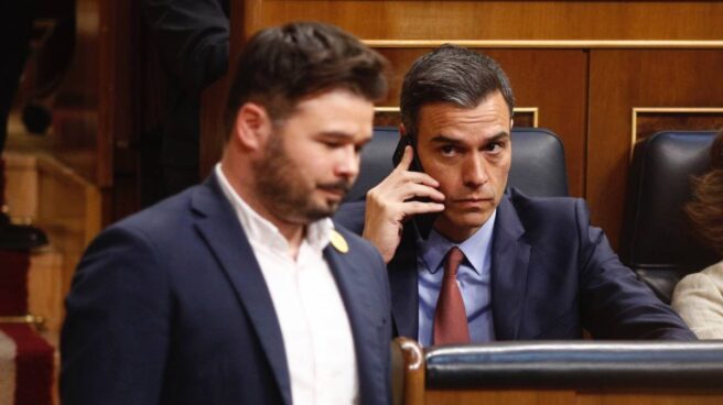 Rufián avisa al Gobierno si no se cumple el 6% de catalán en Netflix: "Tocar las narices a ERC es un mal negocio" Pedro Sánchez y Gabriel Rufián en el Congreso