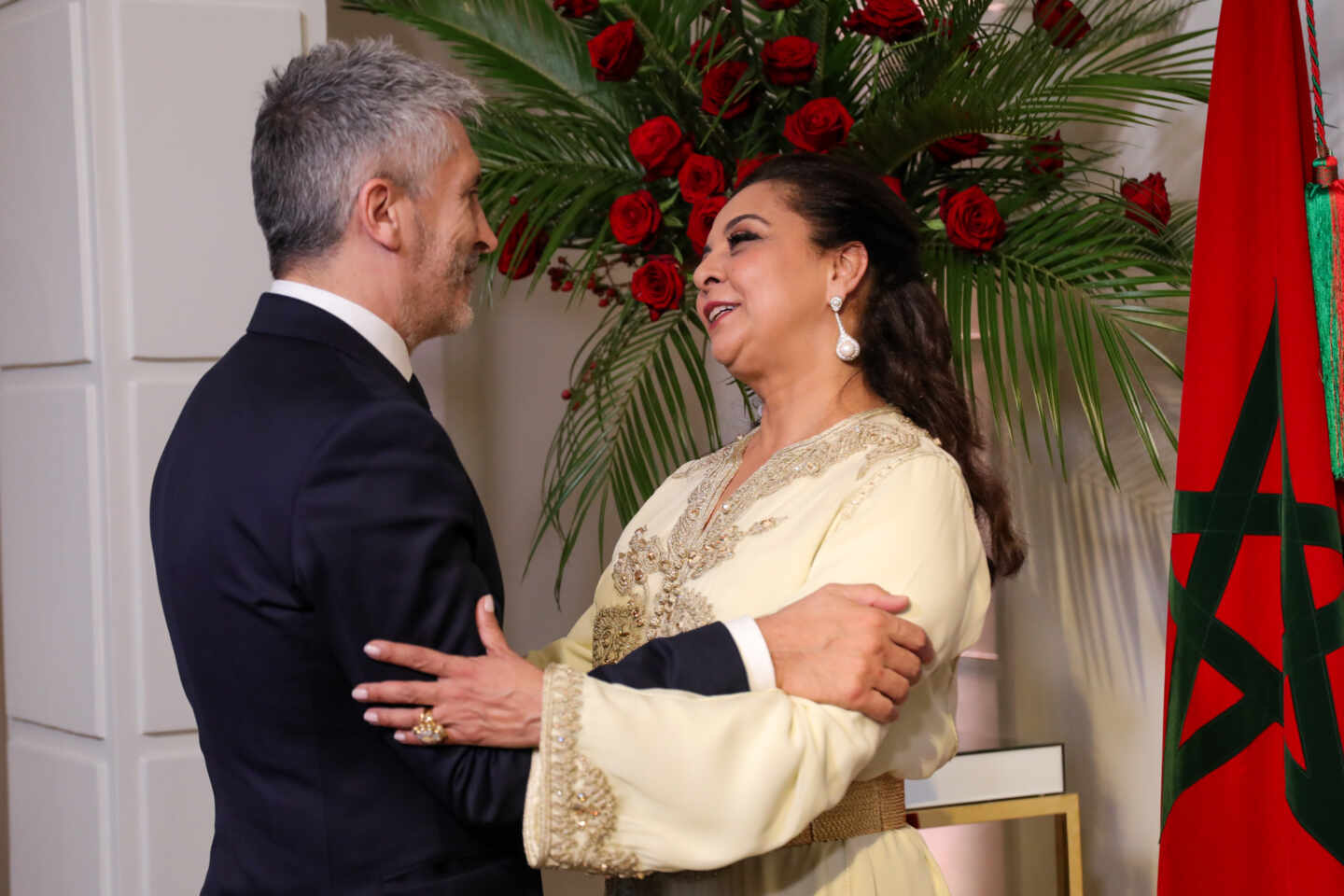 Karima Benyaich, embajadora de Marruecos en España, saluda al ministro del Interior, Fernando Grande-Marlaska, en una recepción por el XX aniversario de la subida al trono de Mohamed VI
