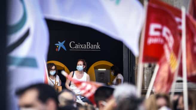 Un grupo de empleados de CaixaBank protesta contra la entidad financiera por el ERE previsto para miles de empleados, a 22 de junio de 2021, en Valencia