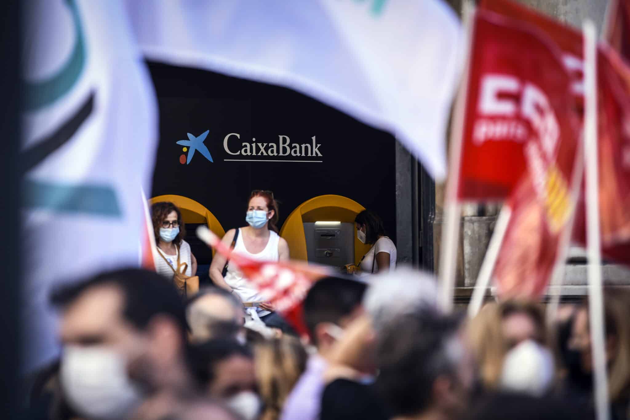 Un grupo de empleados de CaixaBank protesta contra la entidad financiera por el ERE previsto para miles de empleados, a 22 de junio de 2021, en Valencia