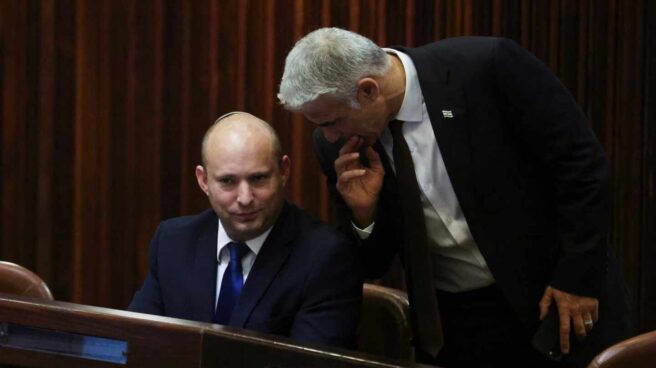 Naftali Bennett y Yair Lapid conversan en el Parlamento israelí