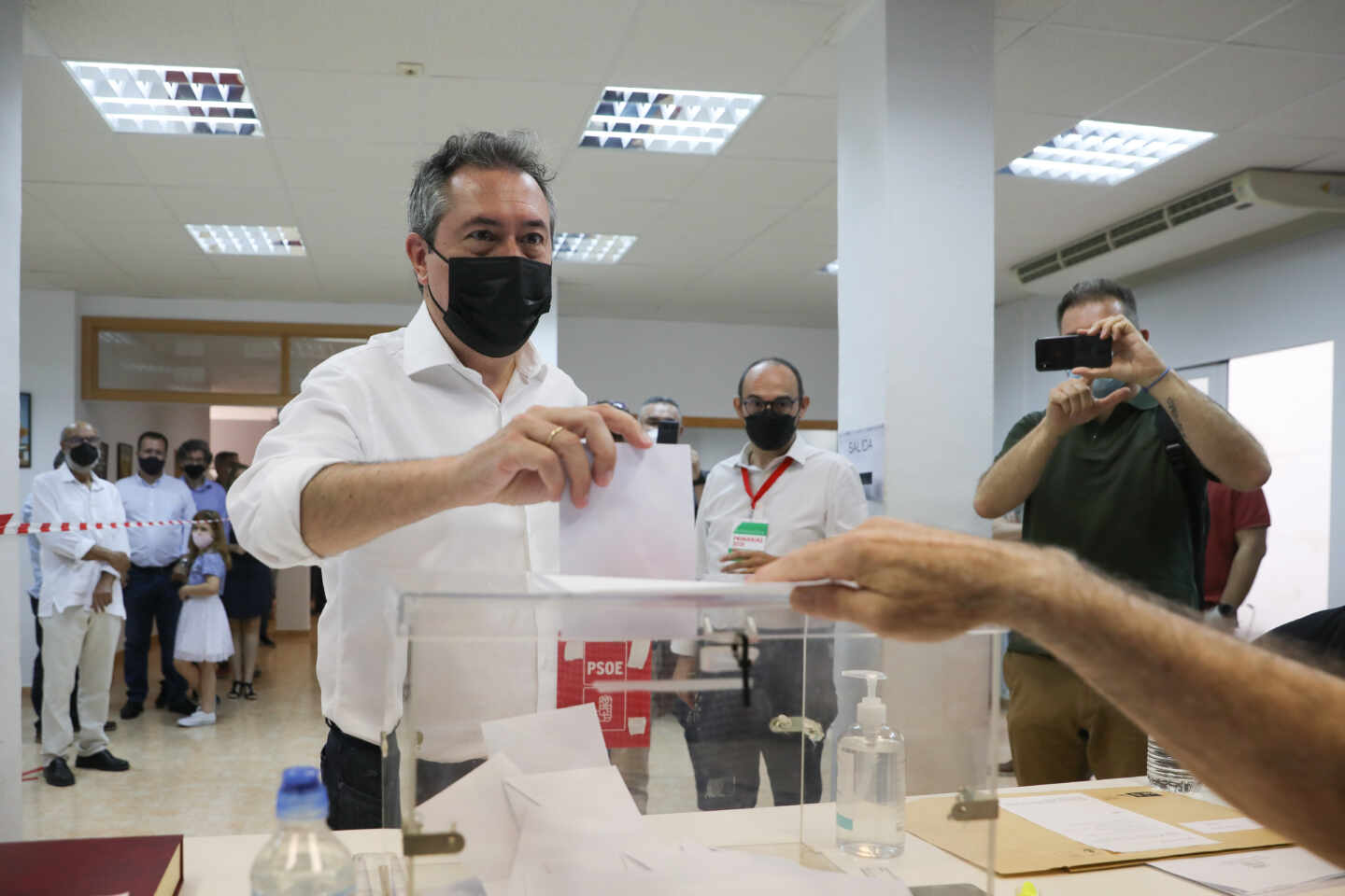 Sánchez barre a Susana Díaz e impone a su candidato para Andalucía, Juan Espadas