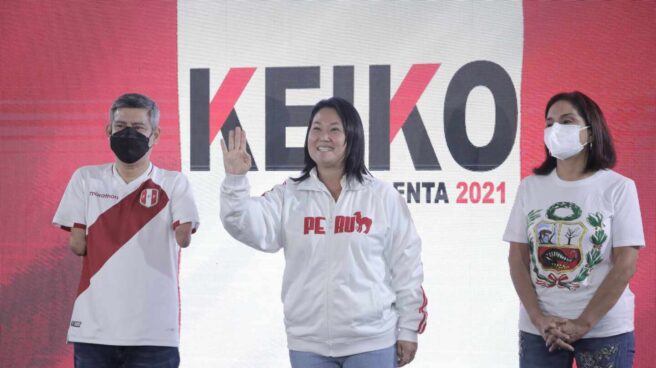 Keiko Fujimori aventaja a Pedro Castillo en un ajustado recuento en Perú Keiko Fujimori, candidata de la derecha a la Presidencia de Perú, saluda a sus seguidores tras la votación
