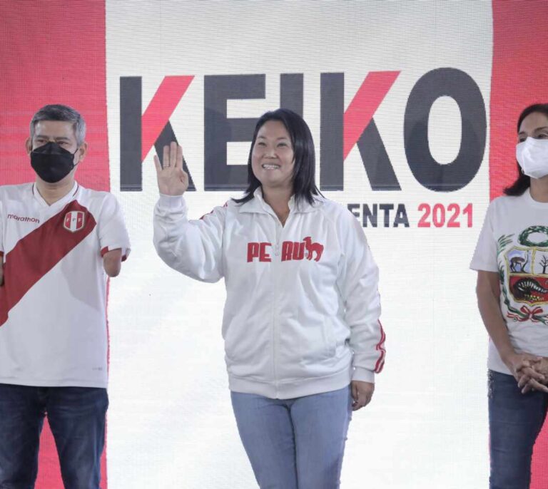 Keiko Fujimori se adelanta a Pedro Castillo en un ajustado recuento en Perú