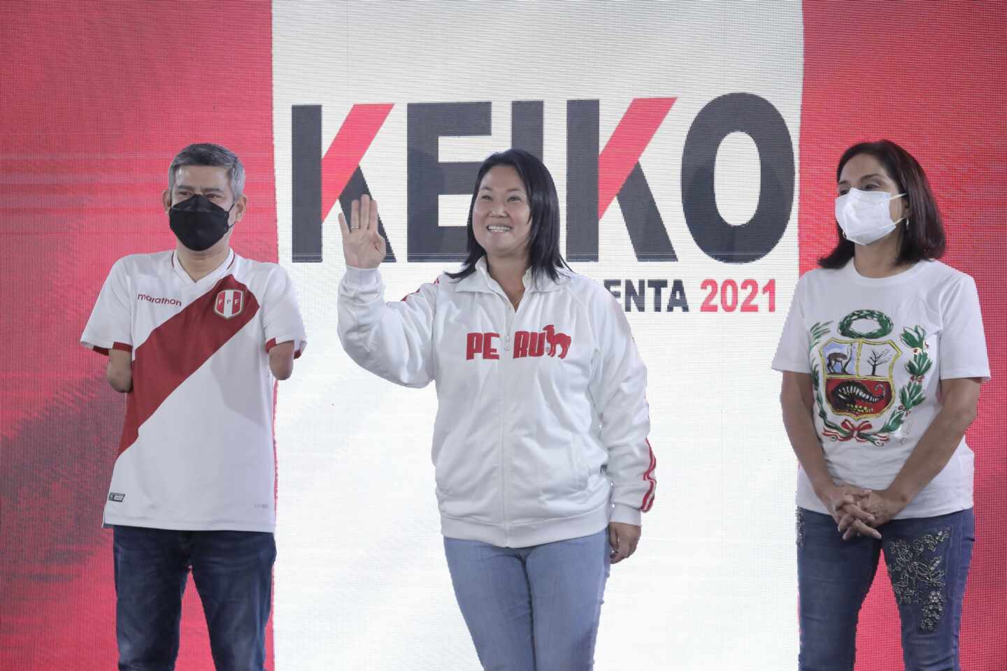 Keiko Fujimori, candidata de la derecha a la Presidencia de Perú, saluda a sus seguidores tras la votación
