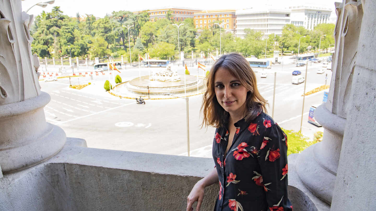 Andrea Levy posa en el balcón de su despacho con la plaza de Cibeles de fondo