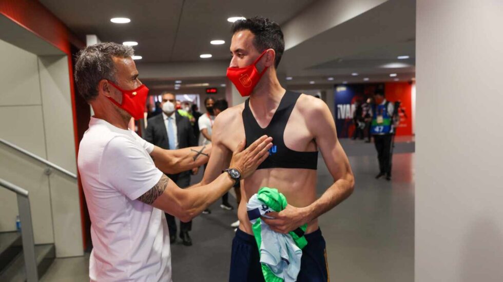 Sergio Busquets saluda al seleccionador español, Luis Enrique, después del partido ante Portugal y antes de dar positivo por coronavirus