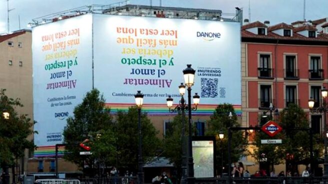 Danone, Telefónica y PwC avanzan en la inclusión del colectivo Lgbti Lona que Danone ha desplegado en la plaza de Ópera de Madrid con motivo de la iniciativa #NutriendoLaDiversidad.