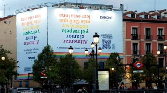 Lona que Danone ha desplegado en la plaza de Ópera de Madrid con motivo de la iniciativa #NutriendoLaDiversidad.