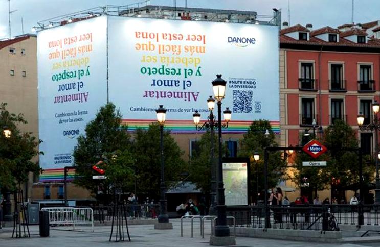 Lona que Danone ha desplegado en la plaza de Ópera de Madrid con motivo de la iniciativa #NutriendoLaDiversidad.
