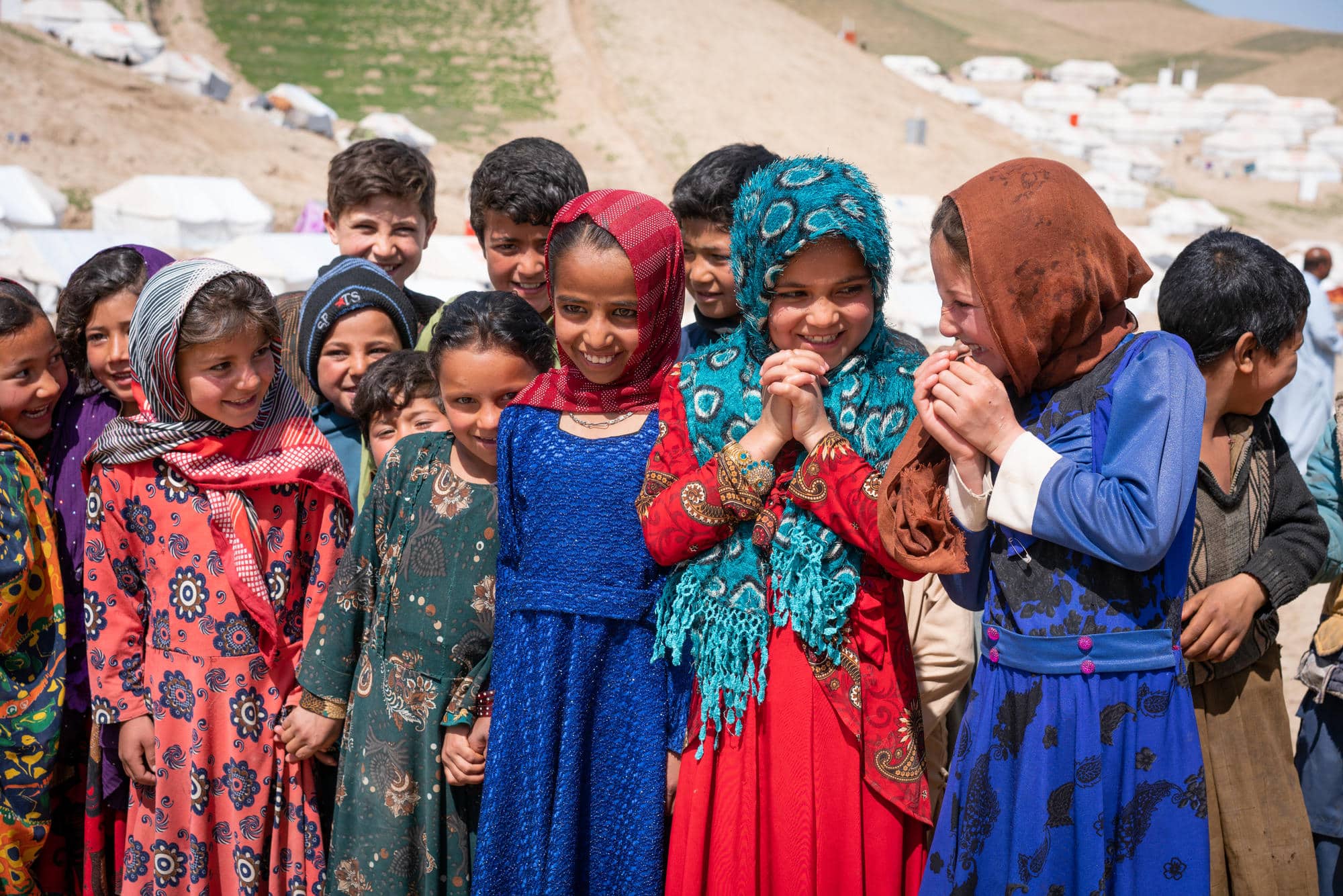 Niñas en campamentos improvisados ​​para desplazados en Afganistán.