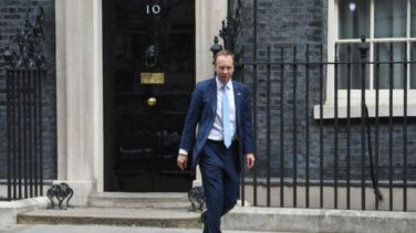 Dimite el ministro de Sanidad británico por incumplir el distanciamiento social para besar a su amante