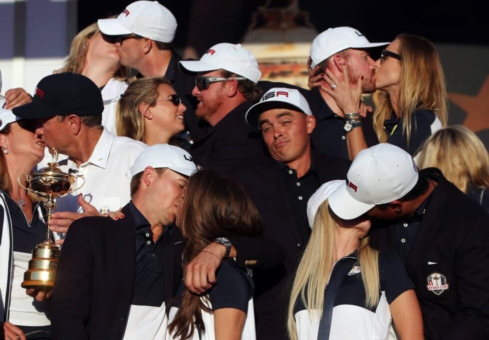 El jugador de golf Rickie Fowler bromea mientras otros golfistas besan a sus mujeres en un torneo en 2016