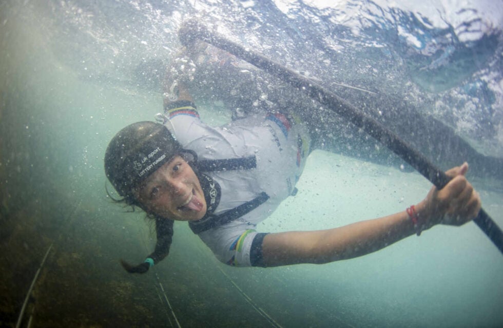 La canoísta Mallory Franklin, debajo del agua durante una competición en 2019