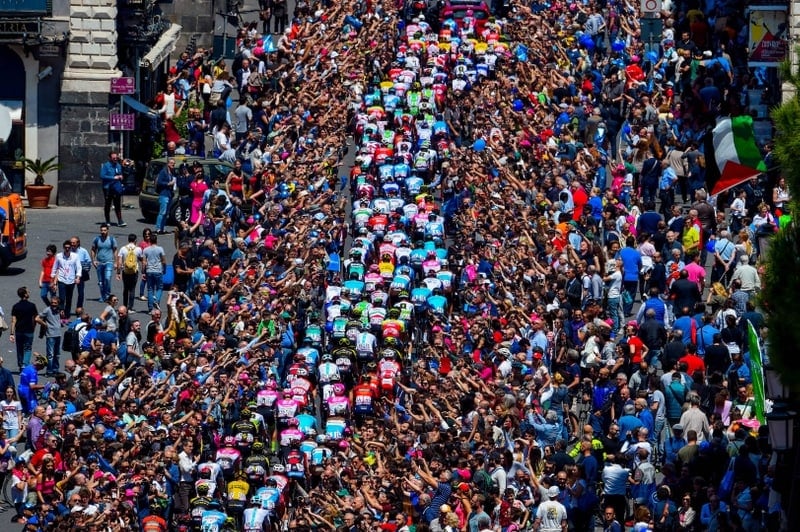 Cientos de personas saludan a los ciclistas durante una etapa del Tour de Francia de 2018