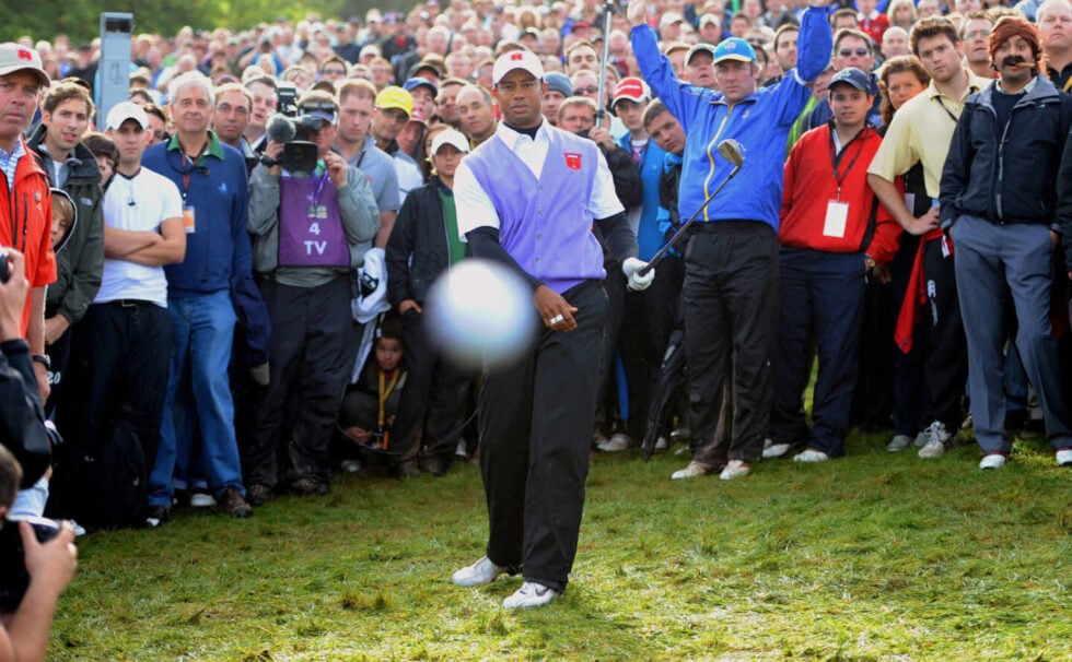 El golfista Tiger Woods golpea a una bola en el año 2010